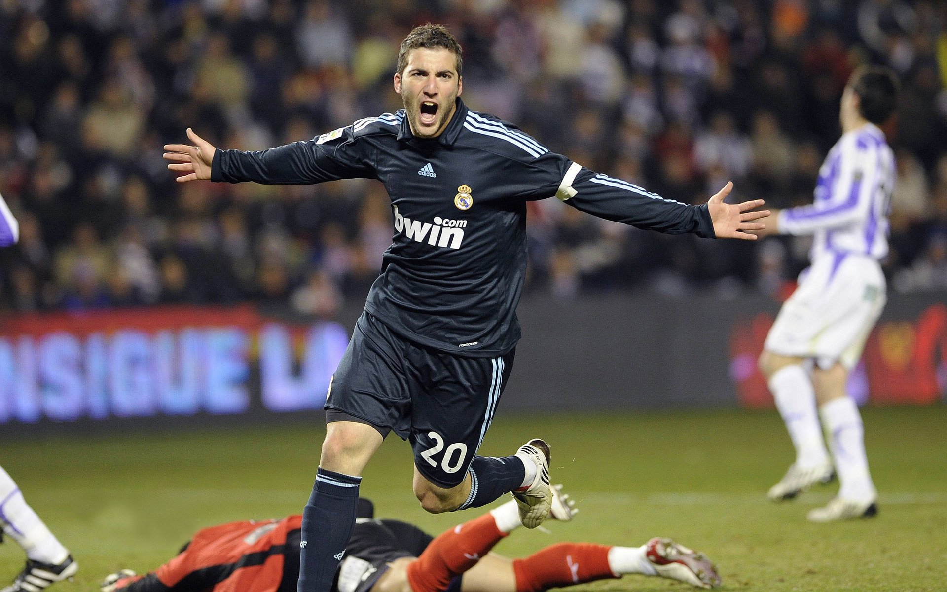 赛事期间观众体验升级,互动环节丰富多彩,比赛观众